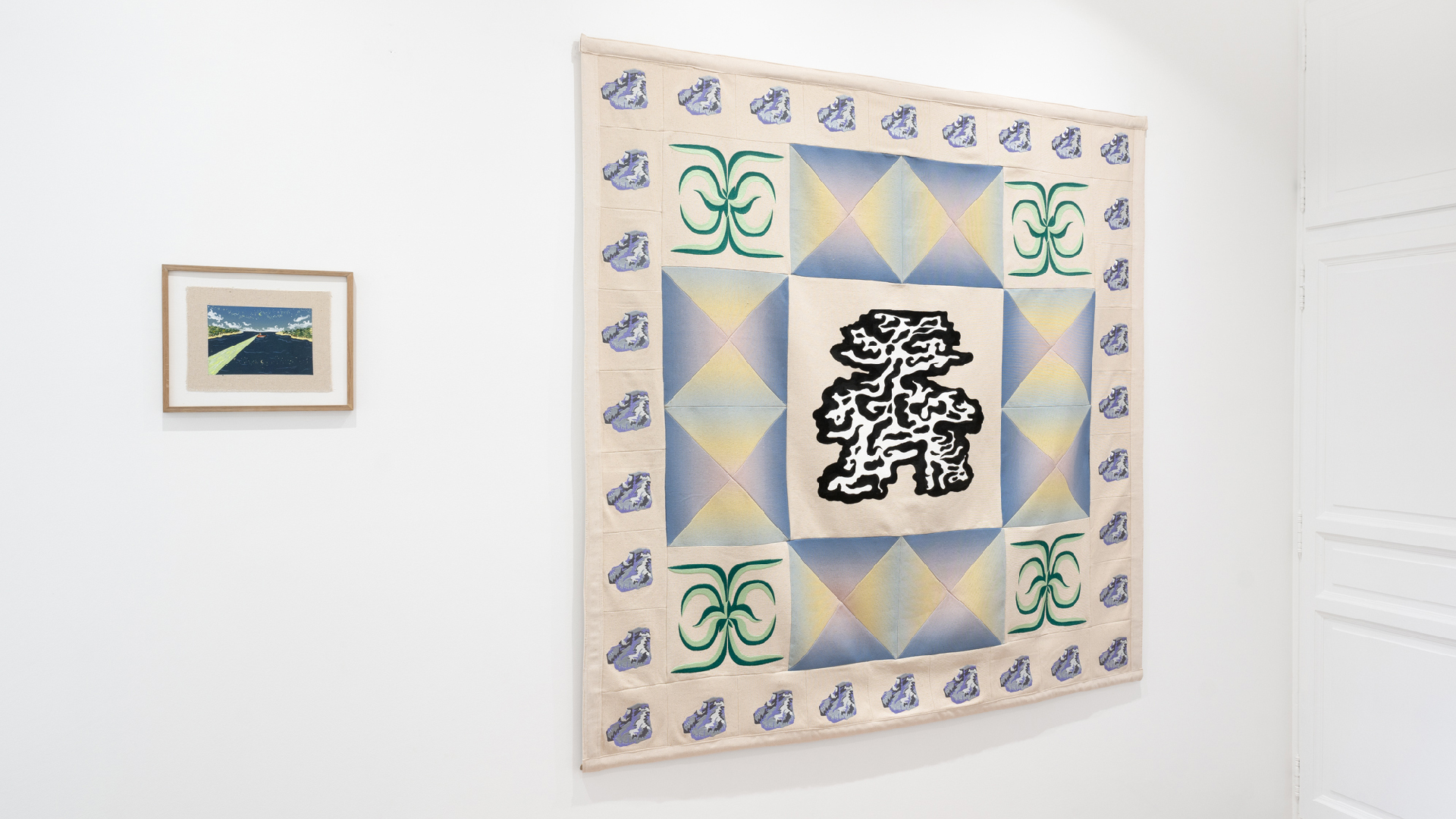 Gradient (II), 2024, 150 x 150 cm, broderie numérique, tissu coton lin
mélangé, peinture textile.

Galerie RJ, Caen, © Mathieu Lion