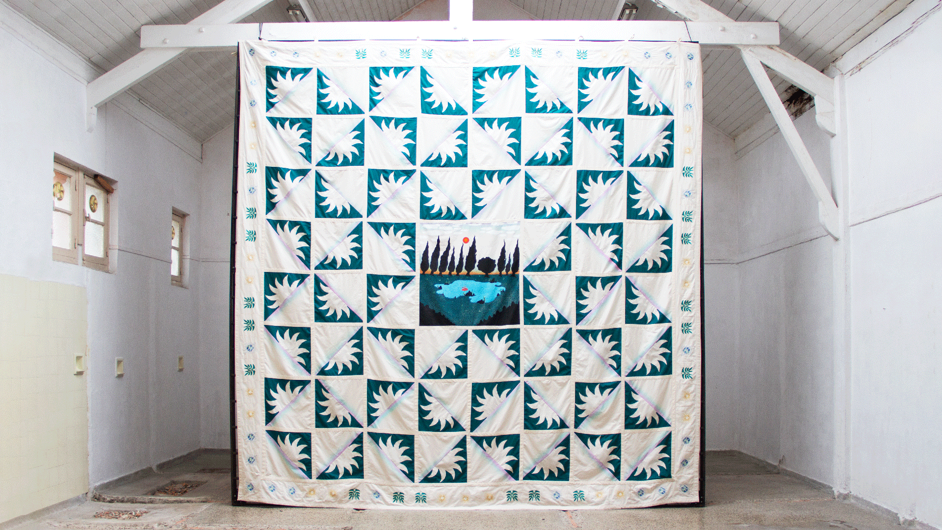 Rose soleil, 2023, tissus variés, peinture textile en bombe et fluide,
broderie numérique, 400 x 400 cm., 

Production L'Unique Musée Dehors, Caen