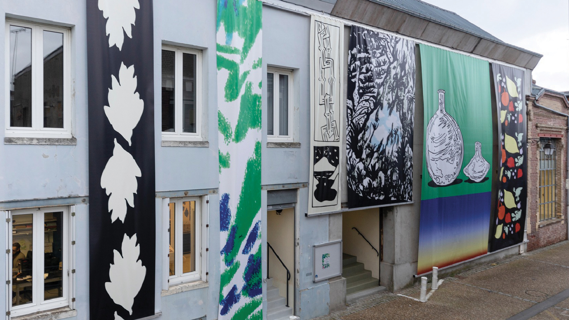 Un parfum, 2022, dessins numériques imprimés sur bâches de dimensions 1.3 x 6.8m, 1.3 x 7.7 m, 1.3 x 5.2m, 3.2 x 5.2, 4.98 x 7.7 m, 3.2x 7.7, Galerie Duchamp à Yvetot

Production Galerie Duchamp. © Arnaud Bertereau, 2022.